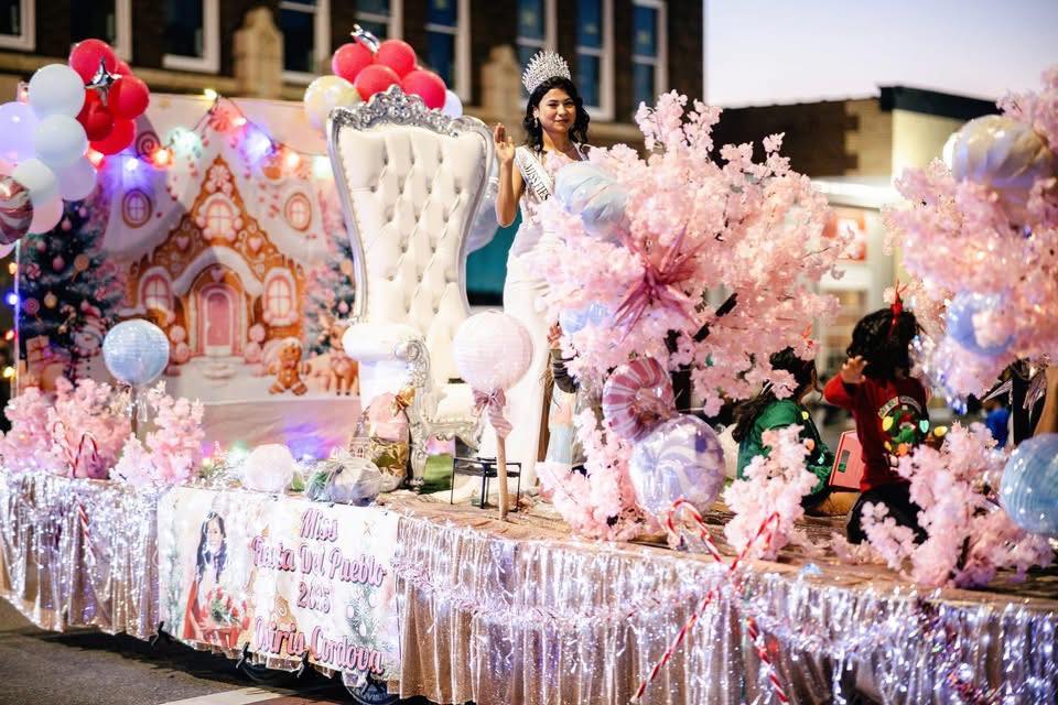 Carroza de La Fiesta del Pueblo celebrando el primer lugar