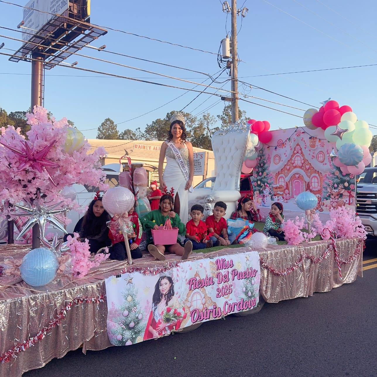 Equipo y Miss Fiesta del Pueblo mostrando el premio Best in Show